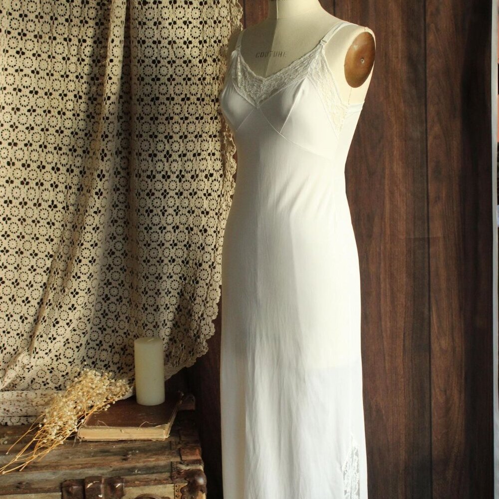 Vintage 1970s Slip, Montgomery Ward Ankle Length White Nightgown, Size 10/32 - Picture 7 of 11